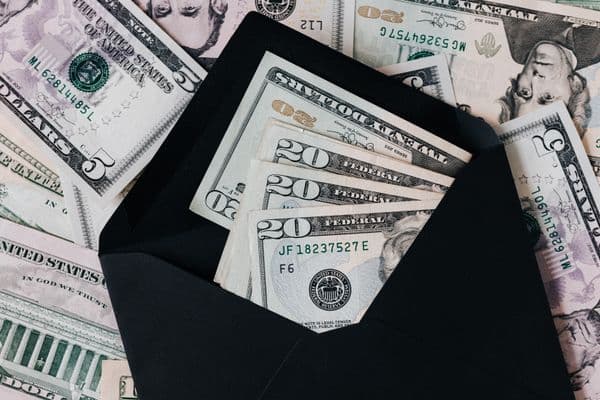 Pareja revisando juntos sus finanzas y presupuesto común
