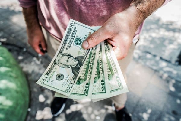 Persona corrigiendo el rumbo de sus finanzas personales
